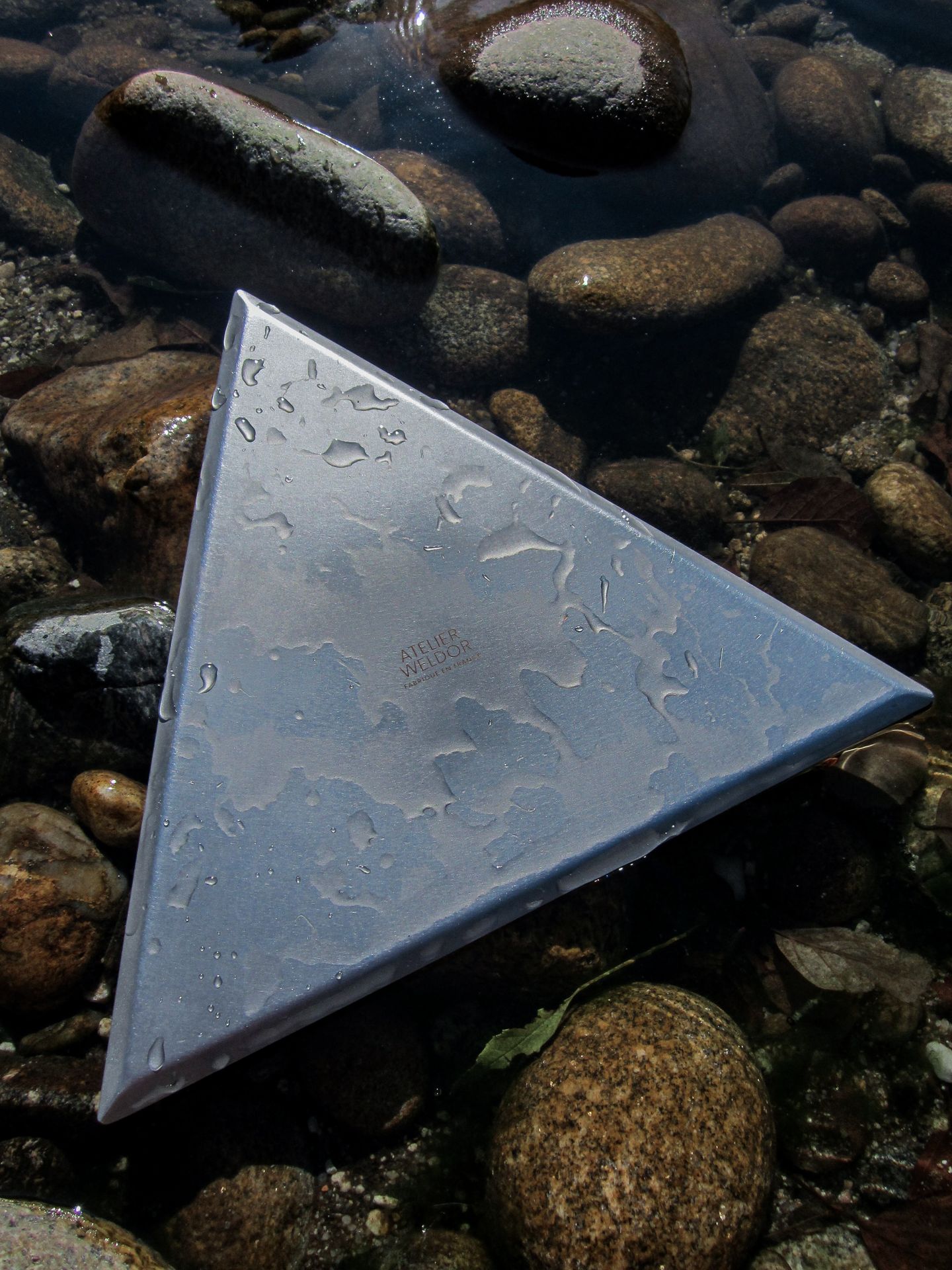 Plateau triangulaire APEX photographié dans une rivière