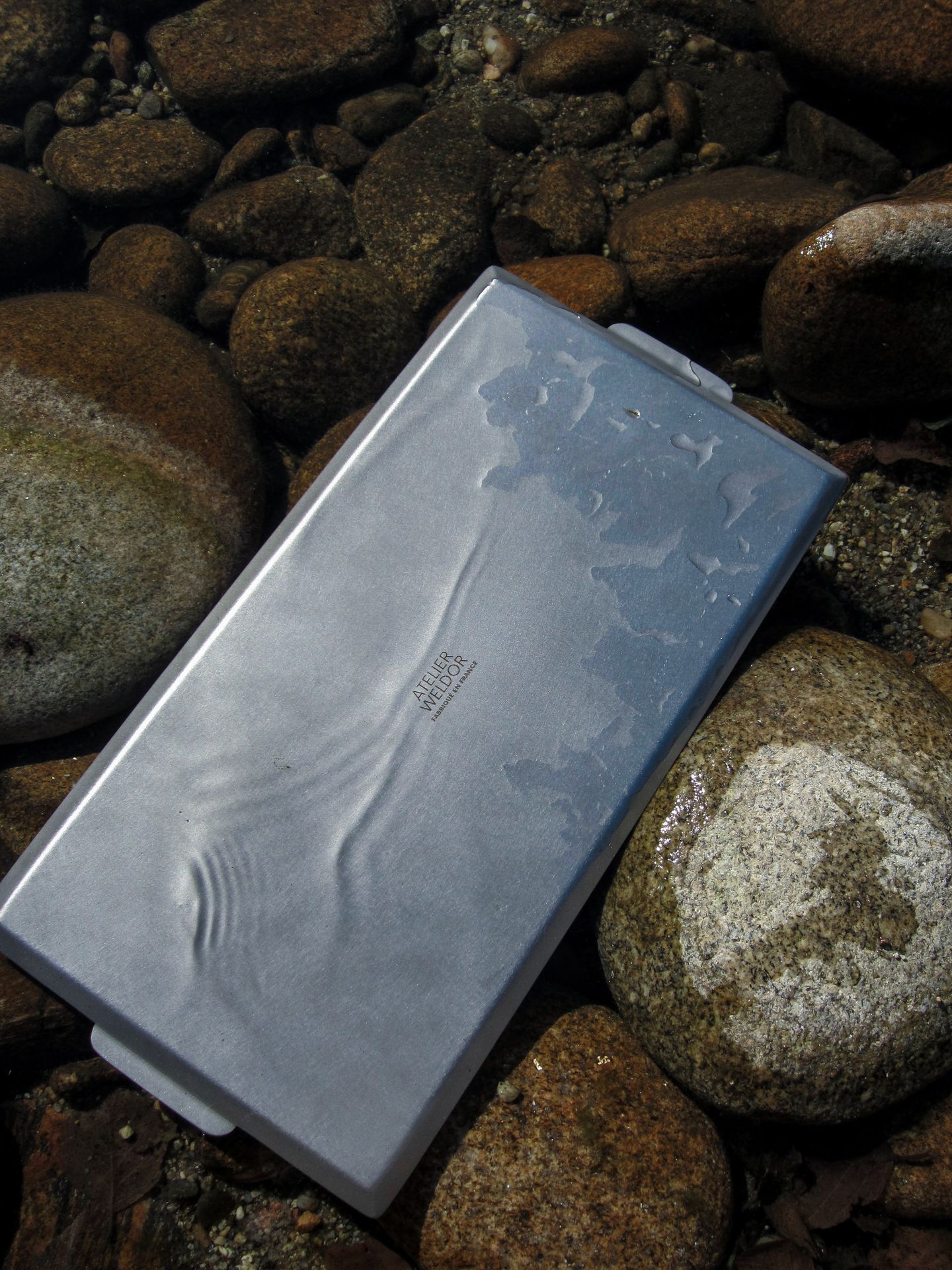 Plateau rectangulaire ORBITA photographié dans une rivière
