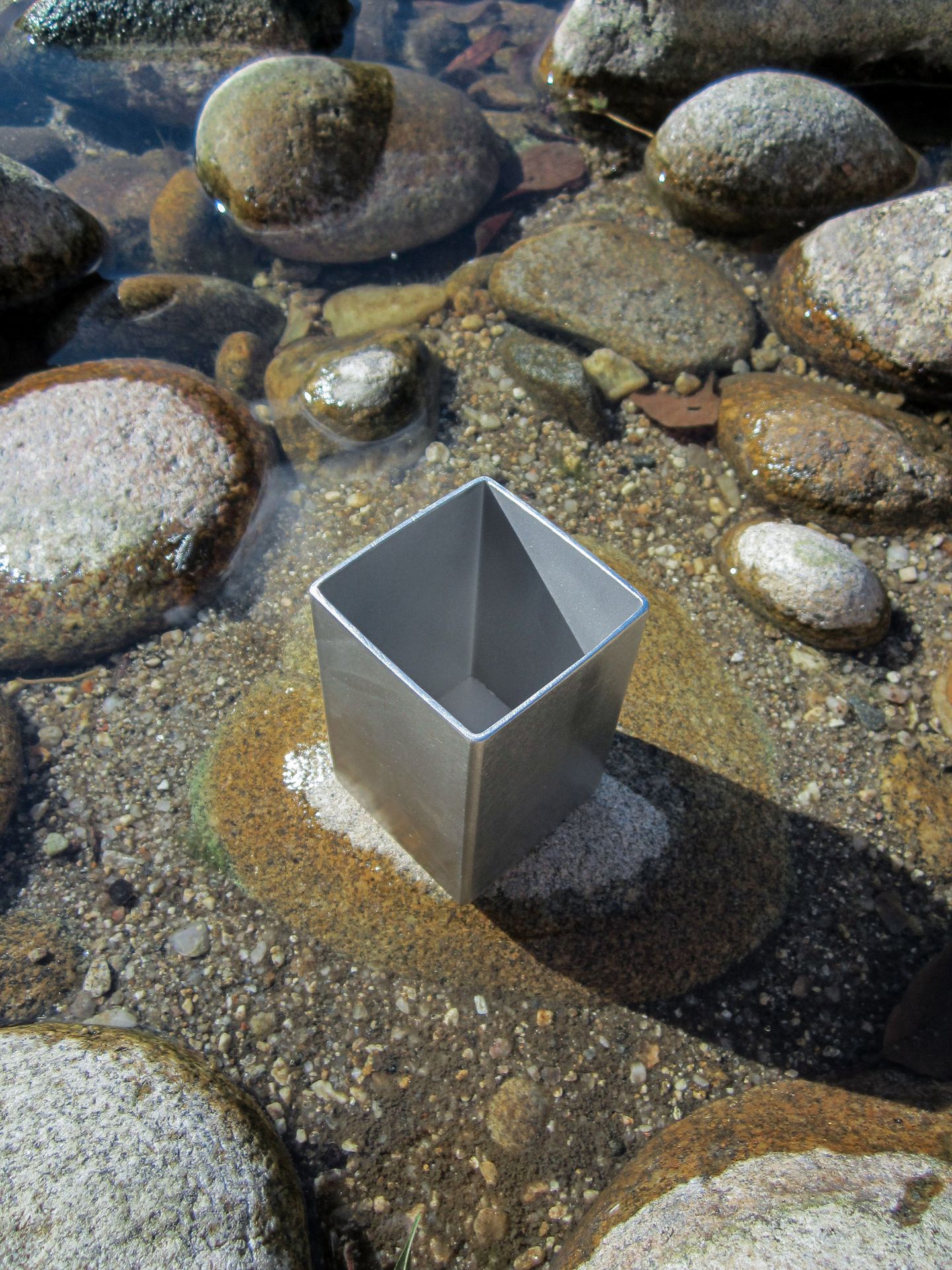 Verre ORION Atelier Weldor photographié dans une rivière