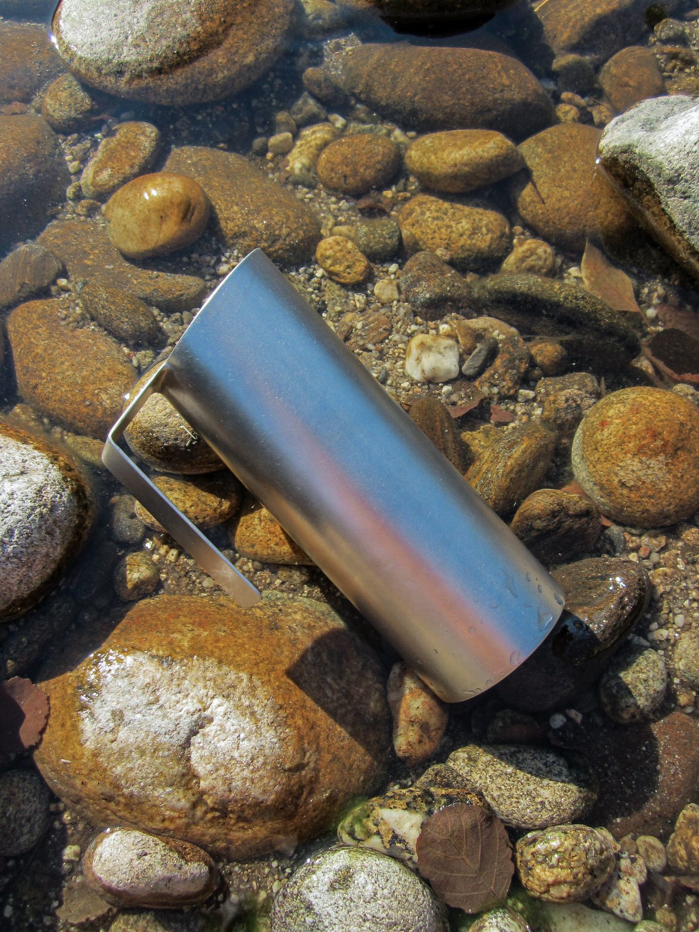 Carafe CRATER Atelier Weldor photographiée dans une rivière