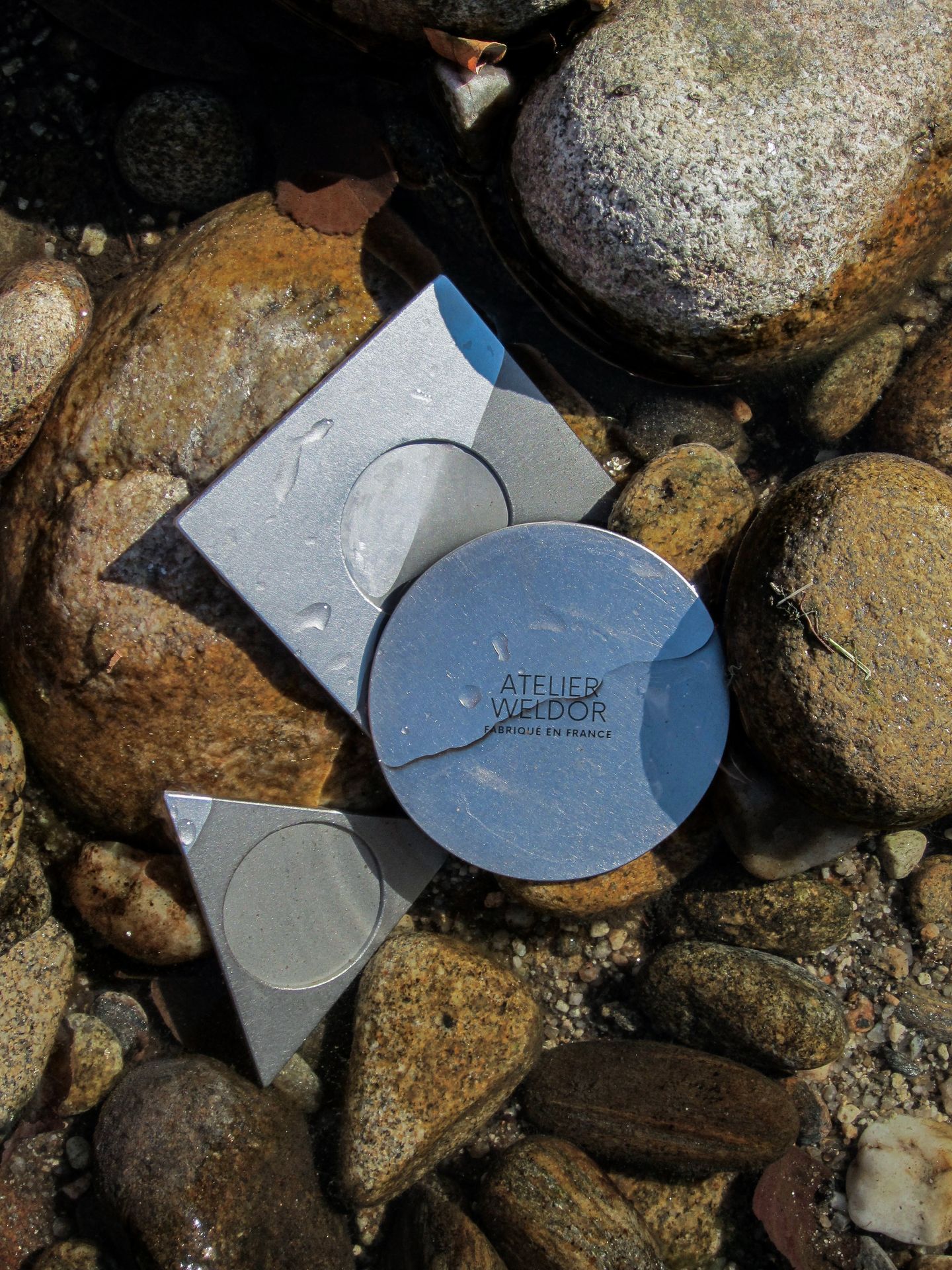Collection de sous-tasses Atelier Weldor dans une rivière