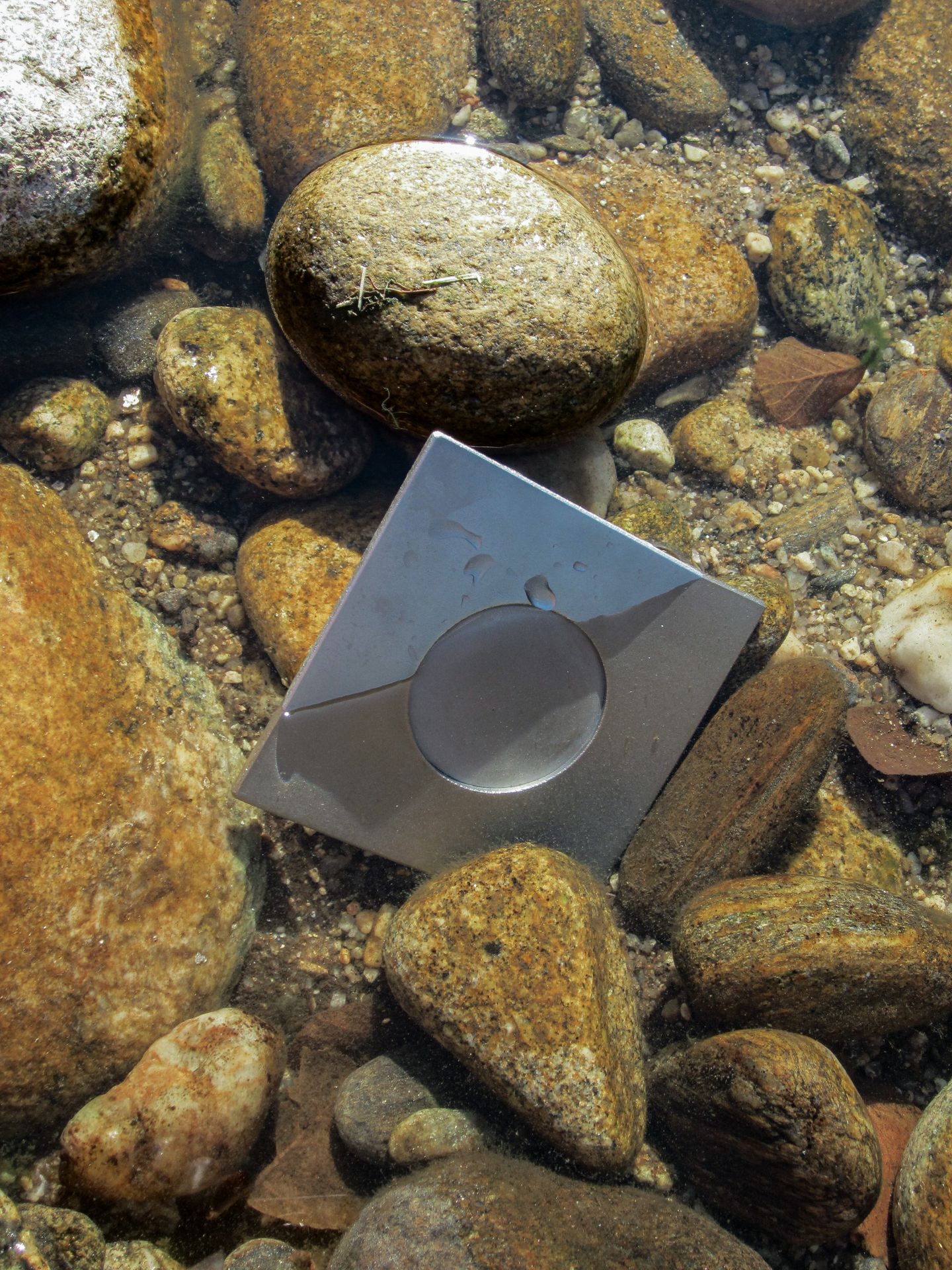 Sous-tasse carrée Atelier Weldor dans une rivière