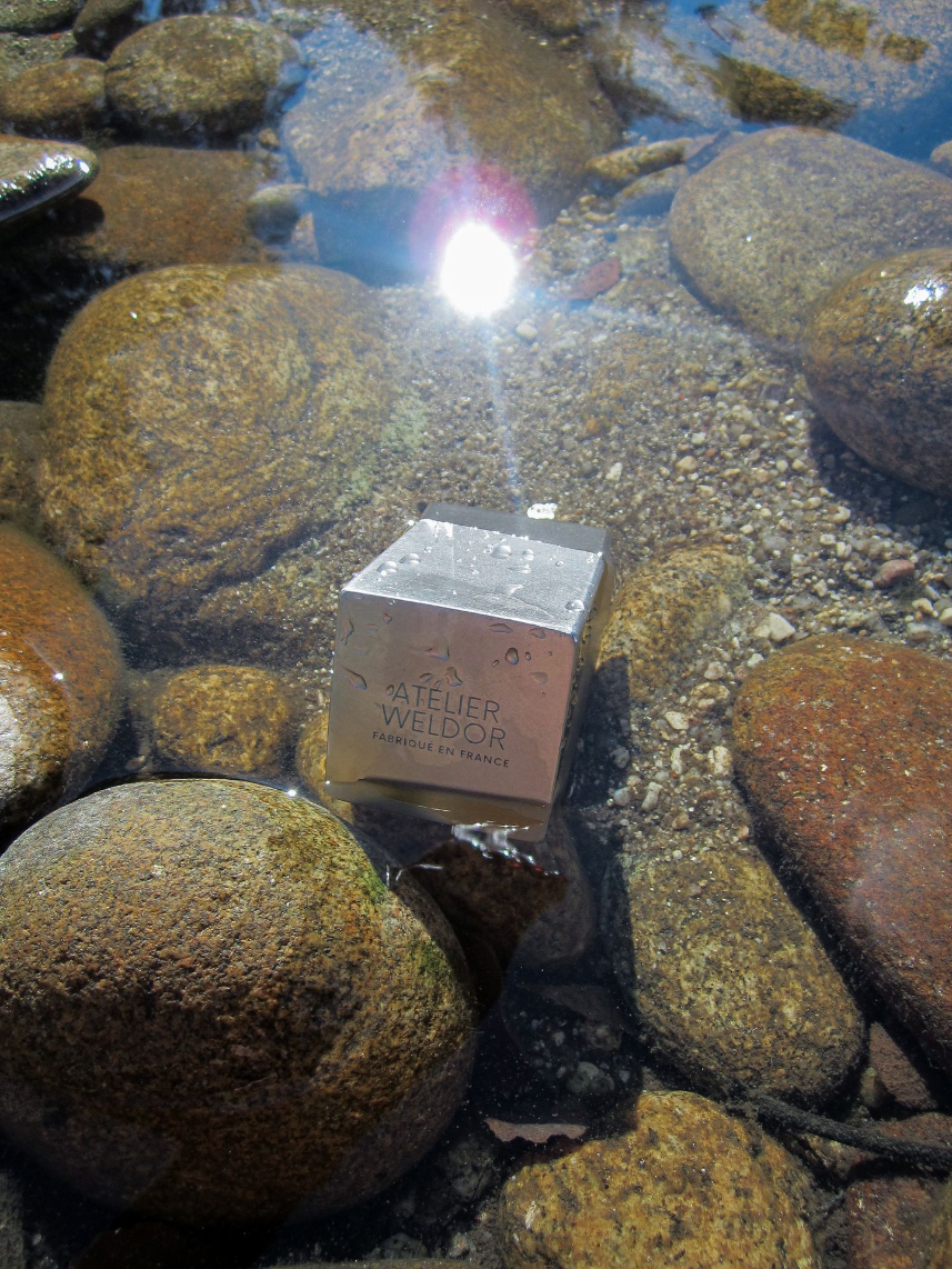 Verre ORION retourné dans l’eau sous les reflets du soleil