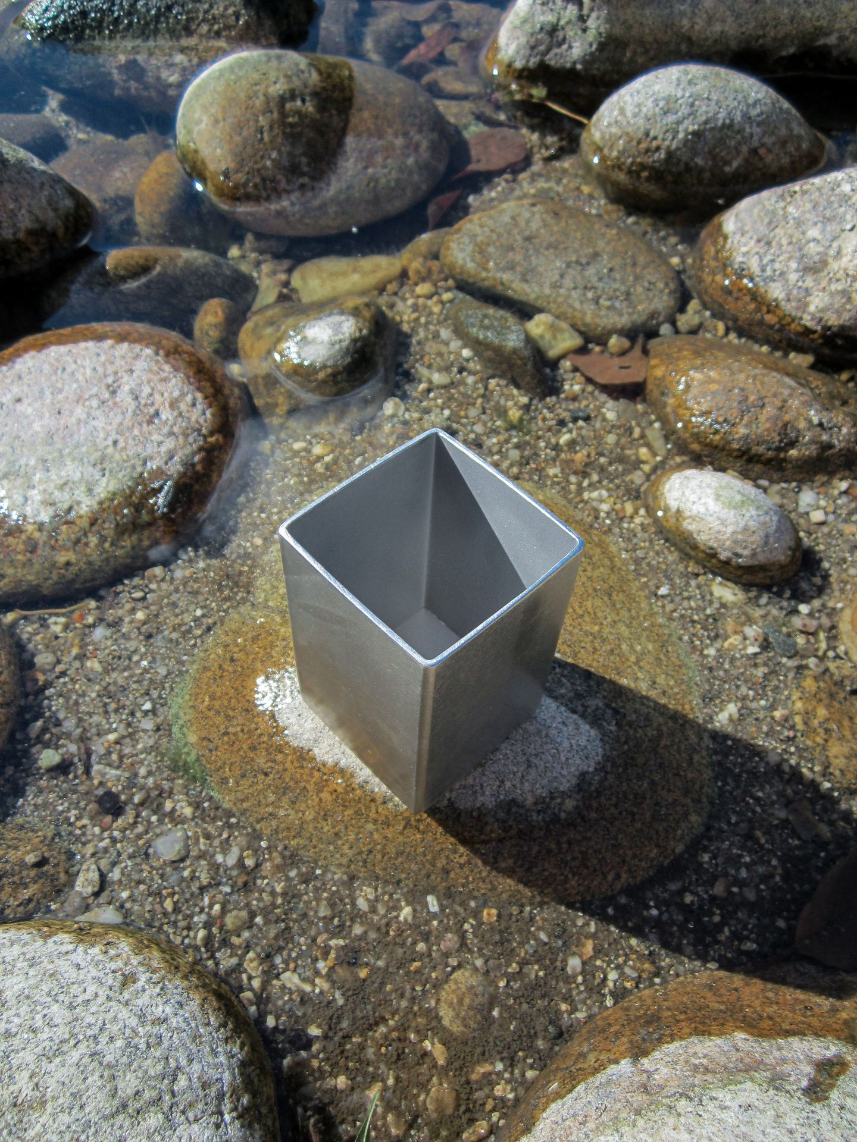 Verre ORION debout sur une pierre dans la rivière