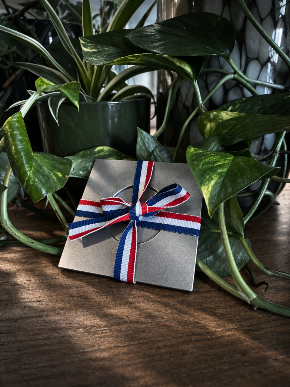 Sous-tasse RIGEL Atelier WELDOR avec ruban tricolore